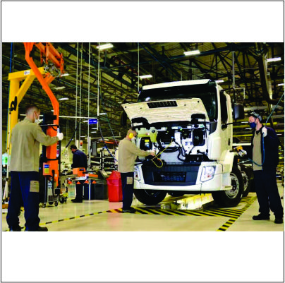 Com venda de caminhões em alta, Volvo retoma segundo turno em Curitiba (PR)